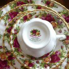 ROYAL ALBERT "OLD COUNTRY ROSES" DINNERWARE