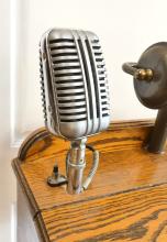 ANTIQUE PODIUM
