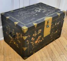 ANTIQUE JAPANESE LACQUER STORAGE BOX