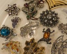 VINTAGE FASHION BROOCHES