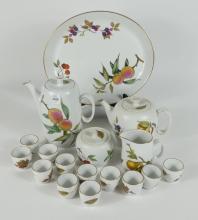 ROYAL WORCESTER DINNER SERVICE