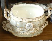 19TH CENTURY PORCELAIN TUREEN