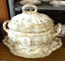 19TH CENTURY PORCELAIN TUREEN