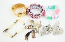 BROOCHES, BRACELETS