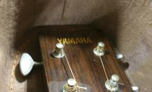 YAMAHA ACOUSTIC GUITAR WITH CASE