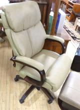 LA-Z-BOY LEATHER EXECUTIVE CHAIR AND FOOTSTOOL