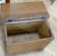 PINE "FEED" BOX