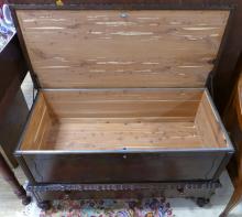 VINTAGE BLANKET BOX