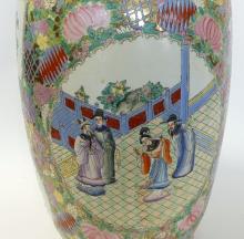 LARGE CHINESE PORCELAIN VASE