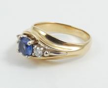 LADIES' SAPPHIRE & DIAMOND RING