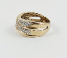 LADIES' DIAMOND RING