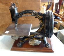 ANTIQUE ROYAL SEWING MACHINE