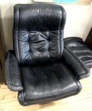 STRESSLESS BLACK LEATHER RECLINER AND FOOTSTOOL