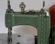 MINIATURE SEWING MACHINE