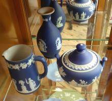 SEVEN PIECES OF WEDGWOOD JASPERWARE