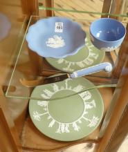 SEVEN PIECES OF WEDGWOOD JASPERWARE