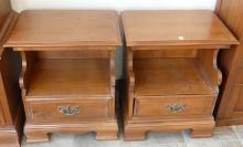 PAIR OF KROEHLER MAPLE NIGHTSTANDS