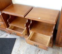 PAIR OF KROEHLER MAPLE NIGHTSTANDS