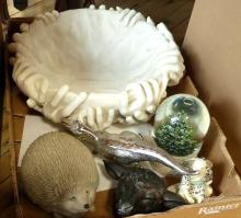 BOX LOT OF DECORATIVE ITEMS