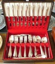 LARGE SET OF HOLMES AND EDWARDS FLATWARE