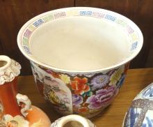 FIVE PIECES OF ASIAN PORCELAIN