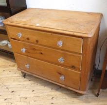 EARLY PINE CHEST OF DRAWERS