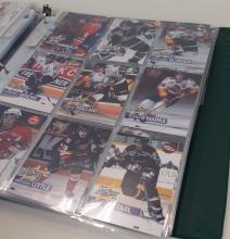 BINDER OF LONDON KNIGHTS HOCKEY CARDS