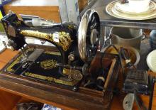 ANTIQUE SINGER SEWING MACHINE