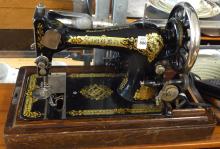 ANTIQUE SINGER SEWING MACHINE