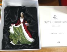 ROYAL DOULTON "SEASON'S GREETINGS 2011" FIGURINE