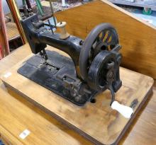 ANTIQUE MANUAL SEWING MACHINE