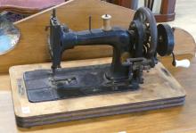 ANTIQUE MANUAL SEWING MACHINE