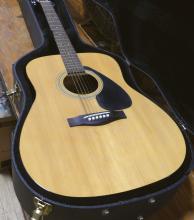 YAMAHA ACOUSTIC GUITAR