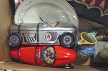 BOX LOT OF COLLECTIBLES