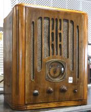 GLOBE TROTTER WOOD CASED RADIO